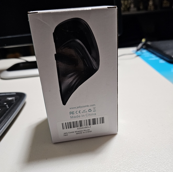 Wireless Ergonomic Mouse - Picture 3 of 5